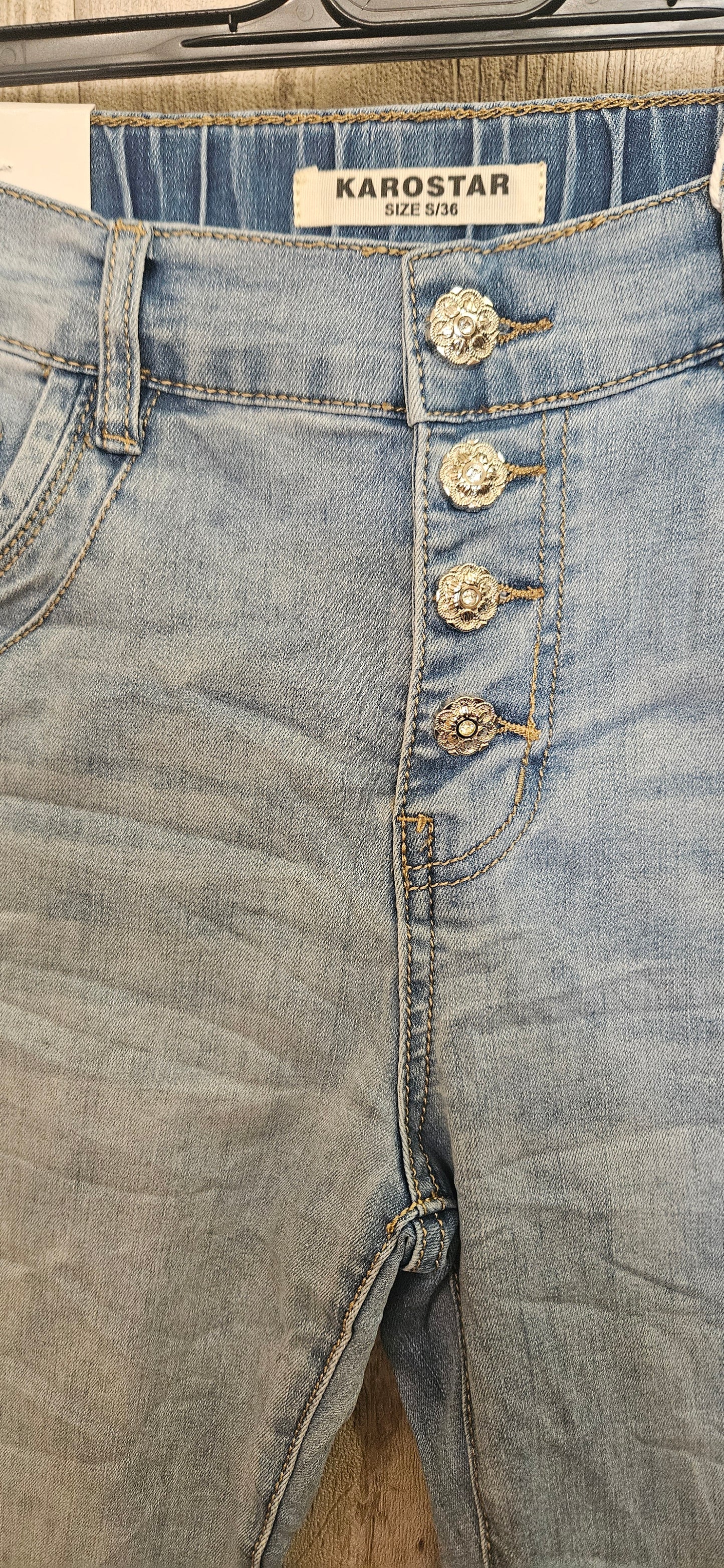 Pantacourt Karostar bleu clair boutons bijoux KC2794